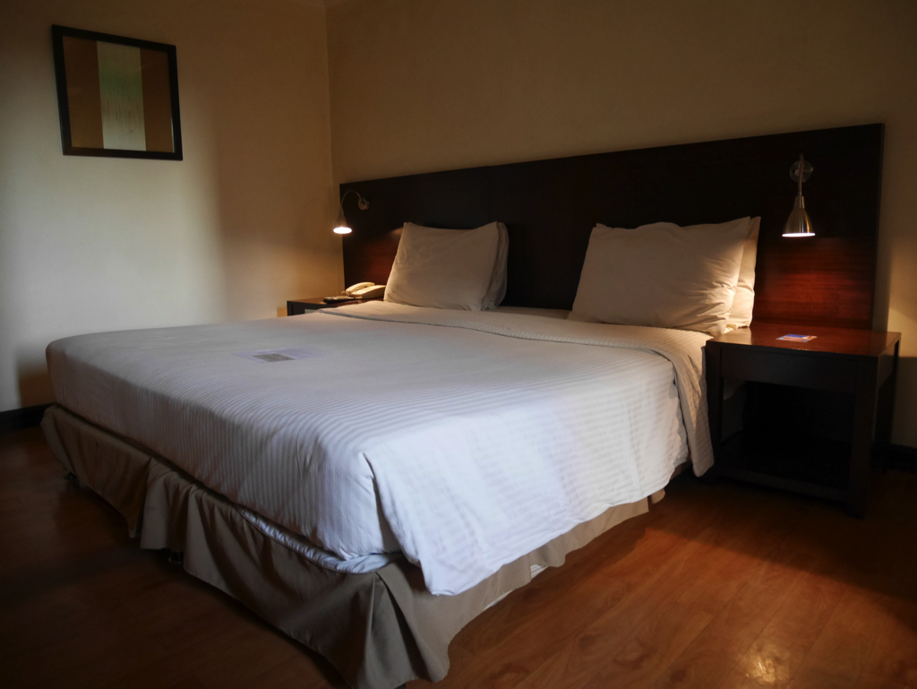パールガーデンホテル マニラ 客室の広いベッド