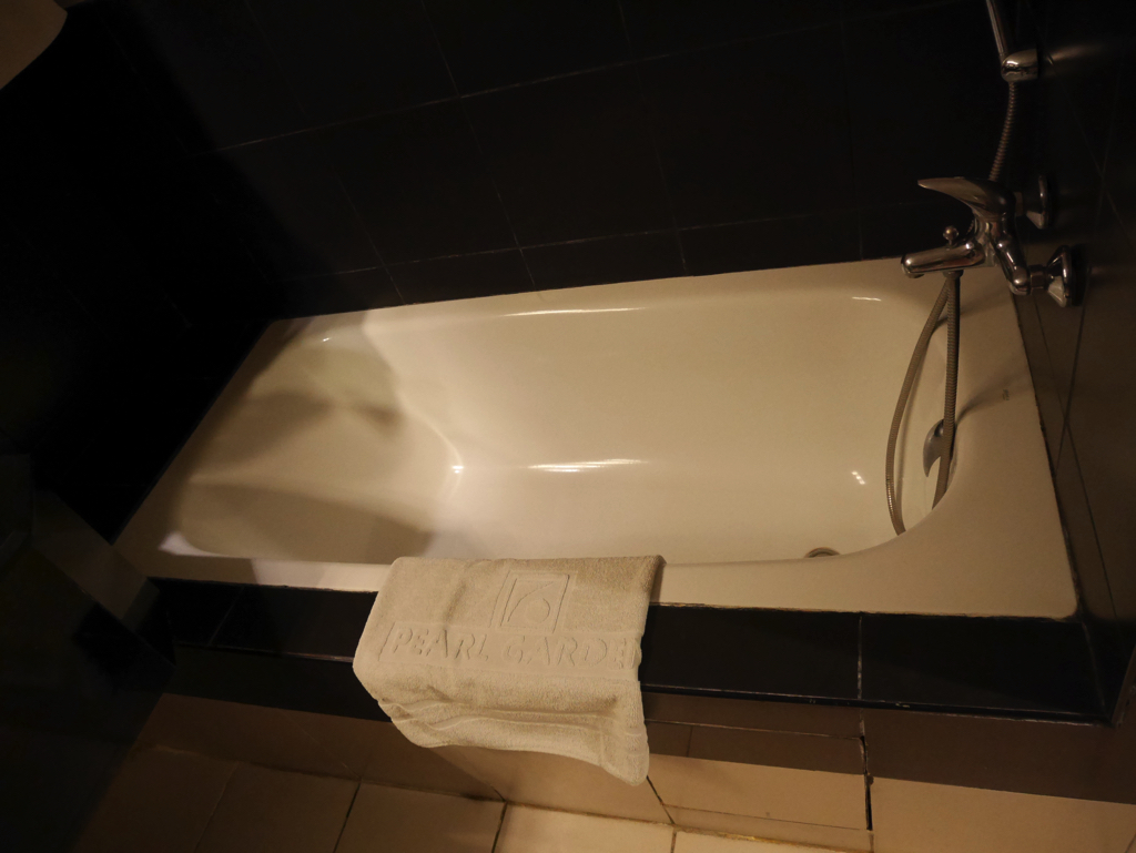 パールガーデンホテル マニラ のシャワールーム バスタブあります。