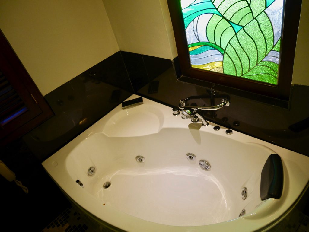 ペナン島ジョージタウンのホテル・ペナガのバスルーム ジャグジー付き湯船