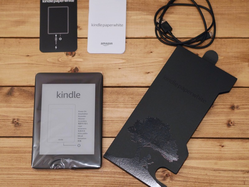 Kindle Paperwhite 2018の付属品一式。ムダがそぎ落とされた付属品。充電はミニUSB