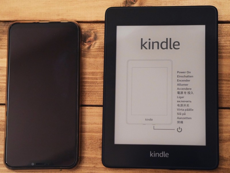 Kindle Paperwhite 2018 開封したところ。Zenfone5(2018)と並べるとこんな感じです。タブレットとしては小さい。