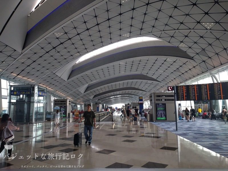 香港国際空港ターミナル2 流線型の建物が美しい