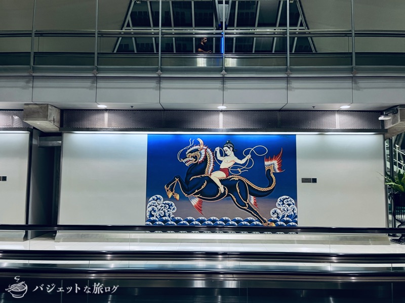 ZIPAIRバンコク行き搭乗記・入国管理から初日の隔離ホテルまで（タイ空港内の壁画）