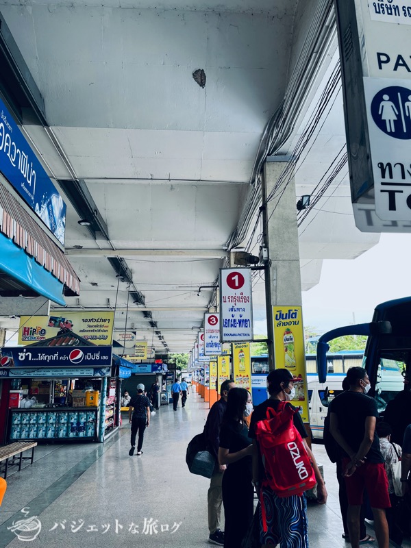 バンコク東バスターミナルからパタヤへバス移動した際の記録（バスの搭乗ゲート）